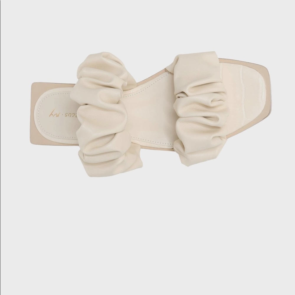 Brand new Sam Edelman Circus Iggy Scrunchy slide sandal in Ivory